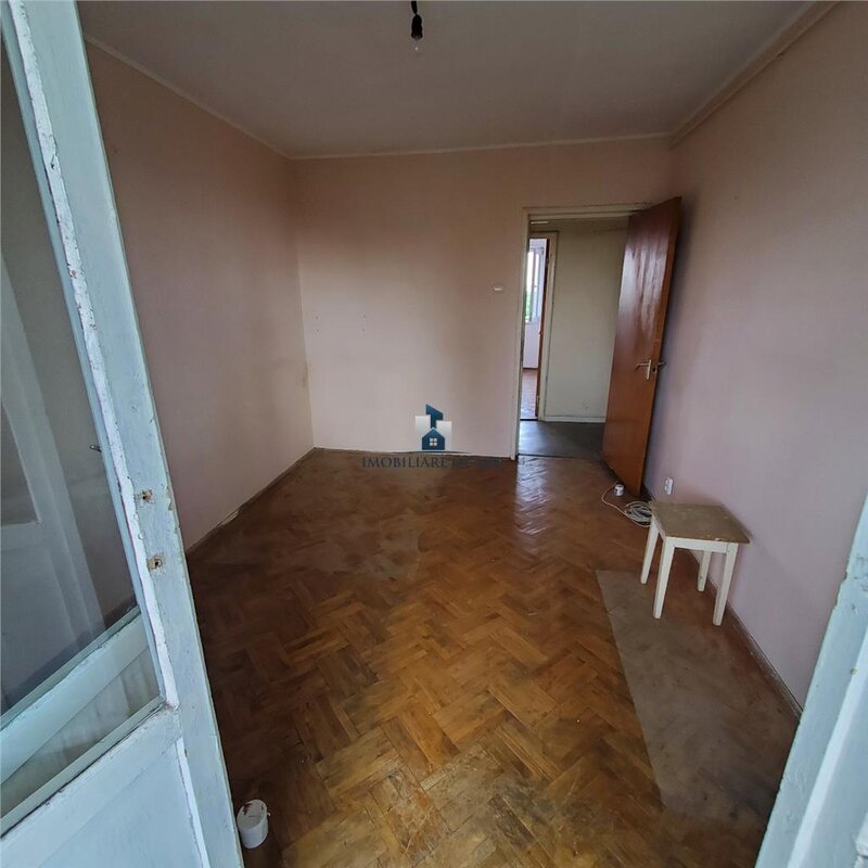 Bdul. Alexandru Obregia, vanzare apartament 3 camere semidecomandat.